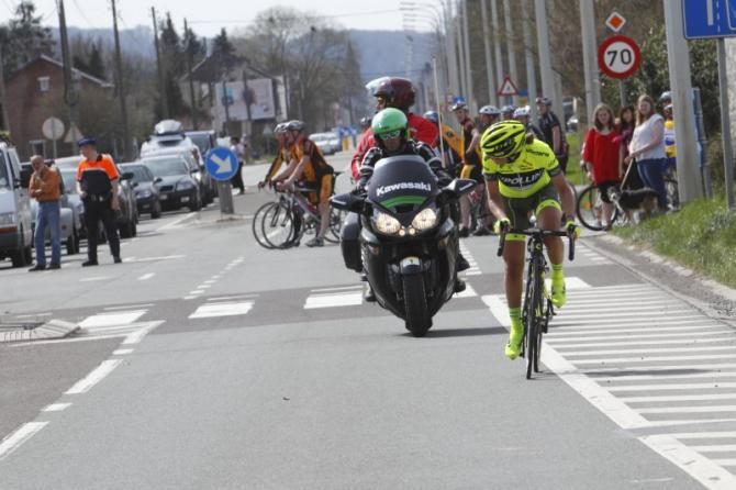 Leading off the final descent was Tatiana Guderzo (MCipollini Giambenini)