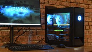 bester Gaming PC Lenovo Legion Tower 5i auf dem Schreibtisch
