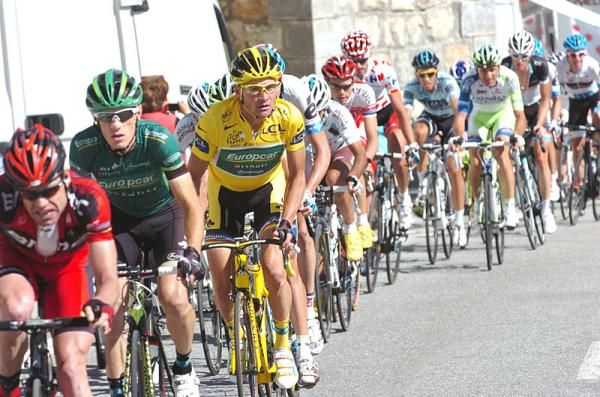Thomas Voeckler (Europcar) and his entourage