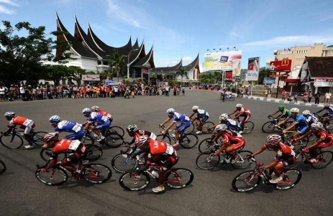 The peloton shortly before the Stage 7 finish