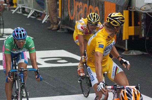 Boonen checks where Bennati finished