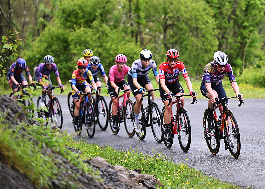 Riders tackle the Alto de Cotobello during te 2025 Vuelta Femenina