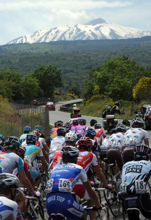 The peloton close in on Etna