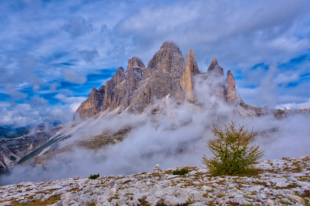 AURONZO DI CADORE, VENETO, ITALIA - 28/09/2022: (Nota dell'editore: la latitudine di esposizione di questa immagine è stata aumentata digitalmente.) Le pareti meridionali delle Tre Cime di Lavaredo nel Parco Naturale delle Tre Cime, parzialmente coperte da nuvole.  Le Dolomiti fanno tutte parte del Patrimonio Mondiale dell'UNESCO.  (Foto di Frank Bennevald/LightRocket via Getty Images)