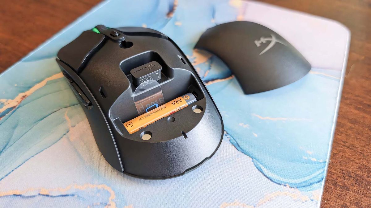 HyperX Pulsefire Haste 2 Wireless battery compartment.