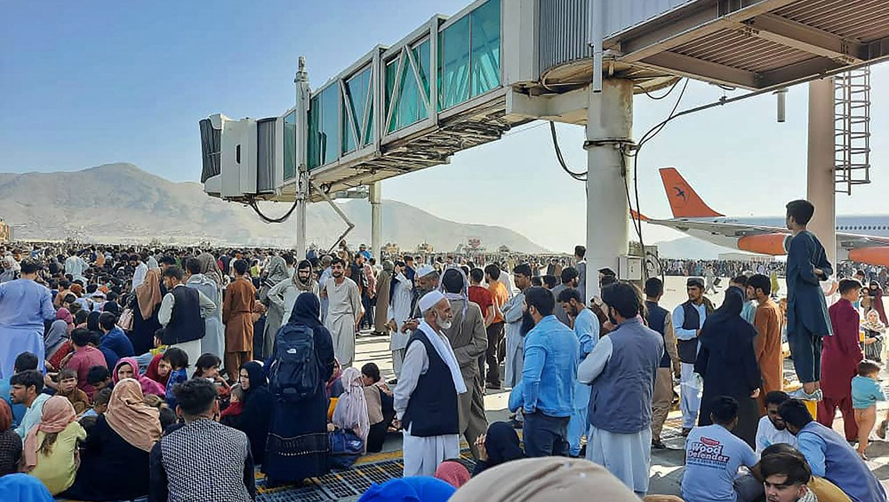 Crowds at Kabul airport