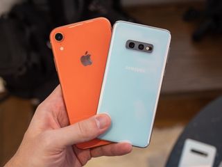 Samsung Galaxy S10e vs Apple iPhone XR