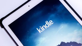 Kindle App, E-Book-Reader von Amazon, auf dem iPad auf weißem Hintergrund