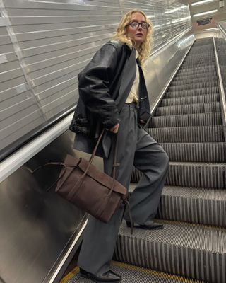 Woman carries Mulberry soft bayswater bag