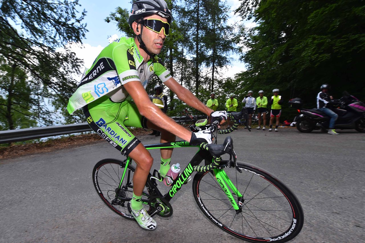 Stefano Pirazzi tries to chase Ilnur Zakarin