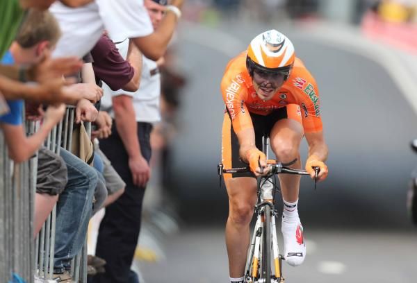 Samuel Sanchez (Euskaltel-Euskadi) battles to limit his losses.
