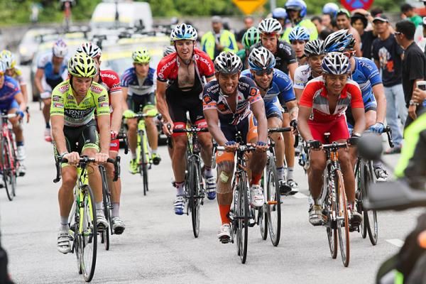 The Tour de Langkawi peloton climbs to the Genting Highlands mountain finish.