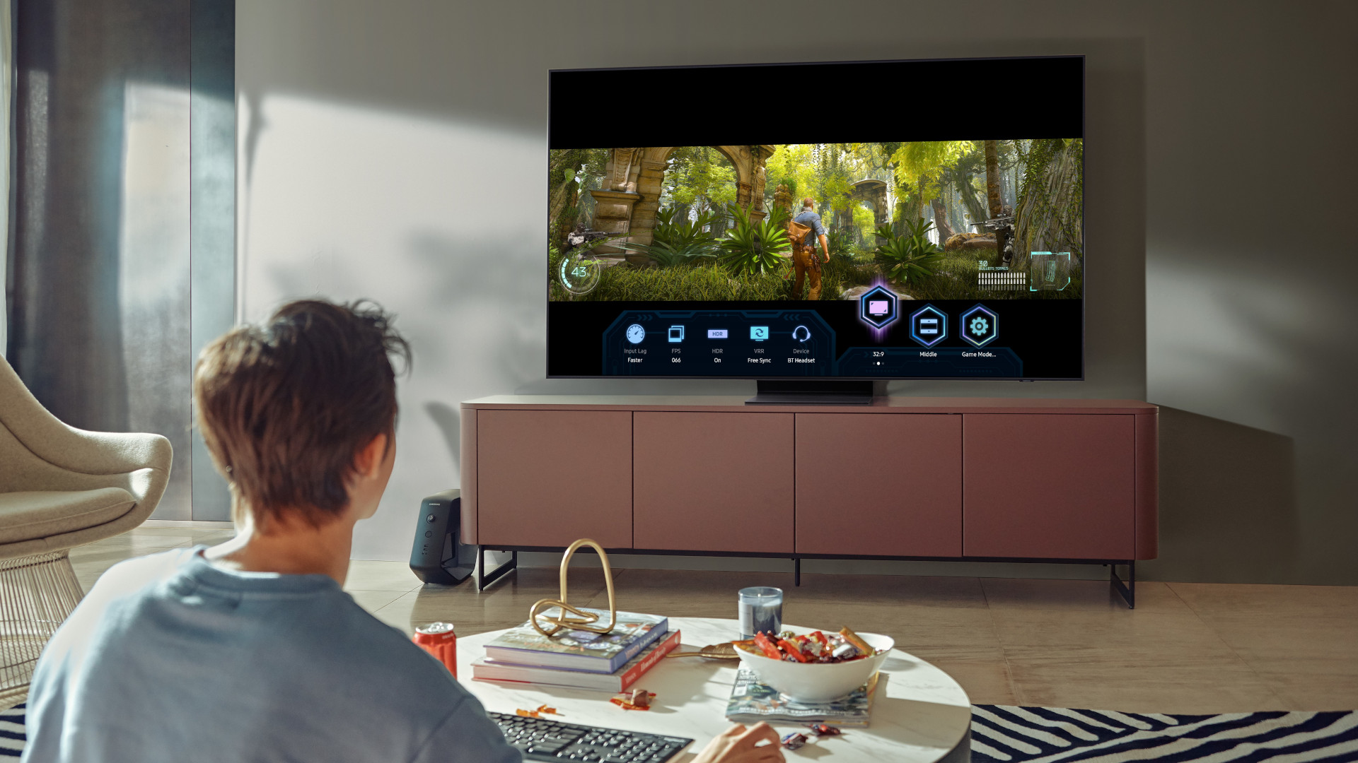 Samsung Neo QLED-Fernseher an der Wand mit der Benutzeroberfläche