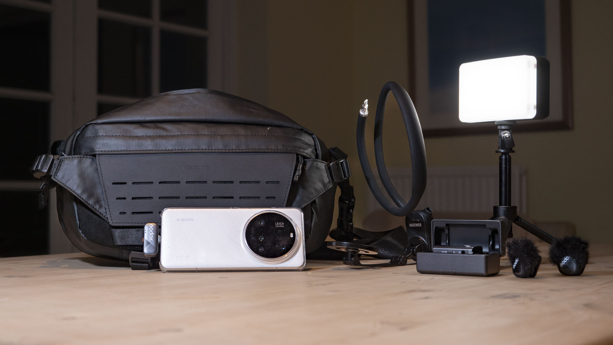 Коллекция оборудования для видеоблогов на деревянном столе