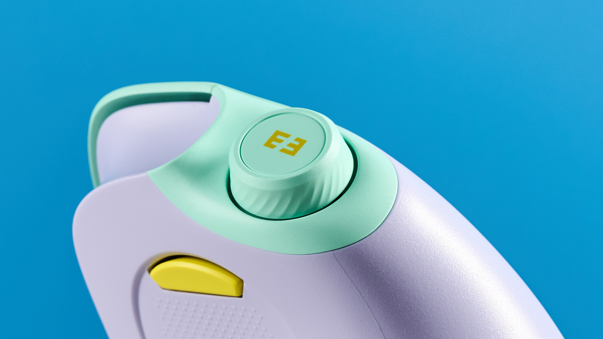Seenda MOU-302 Vertical Wireless Mouse in ming and purple colour way with yellow accents photographed on a blue background.