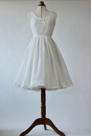 Gaun Tipis Putih Vintage Tahun 1950-an Dengan Titik-titik