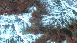 Uma imagem de satélite composta do Rio Yarlung Tsangpo cercado por montanhas.