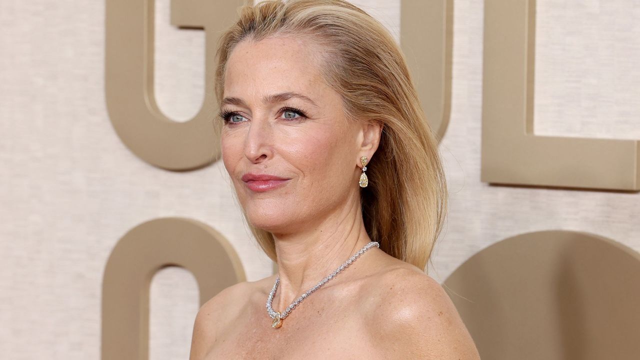 gillian anderson at the golden globes