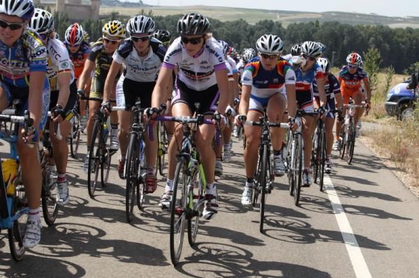 World Cup leader, Annemiek Van Vleuten (Nederland Bloeit) sits in the bunch