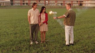 Beste Wes Anderson-film: Tre mennesker ser på fyrverker i filmen Bottle Rocket