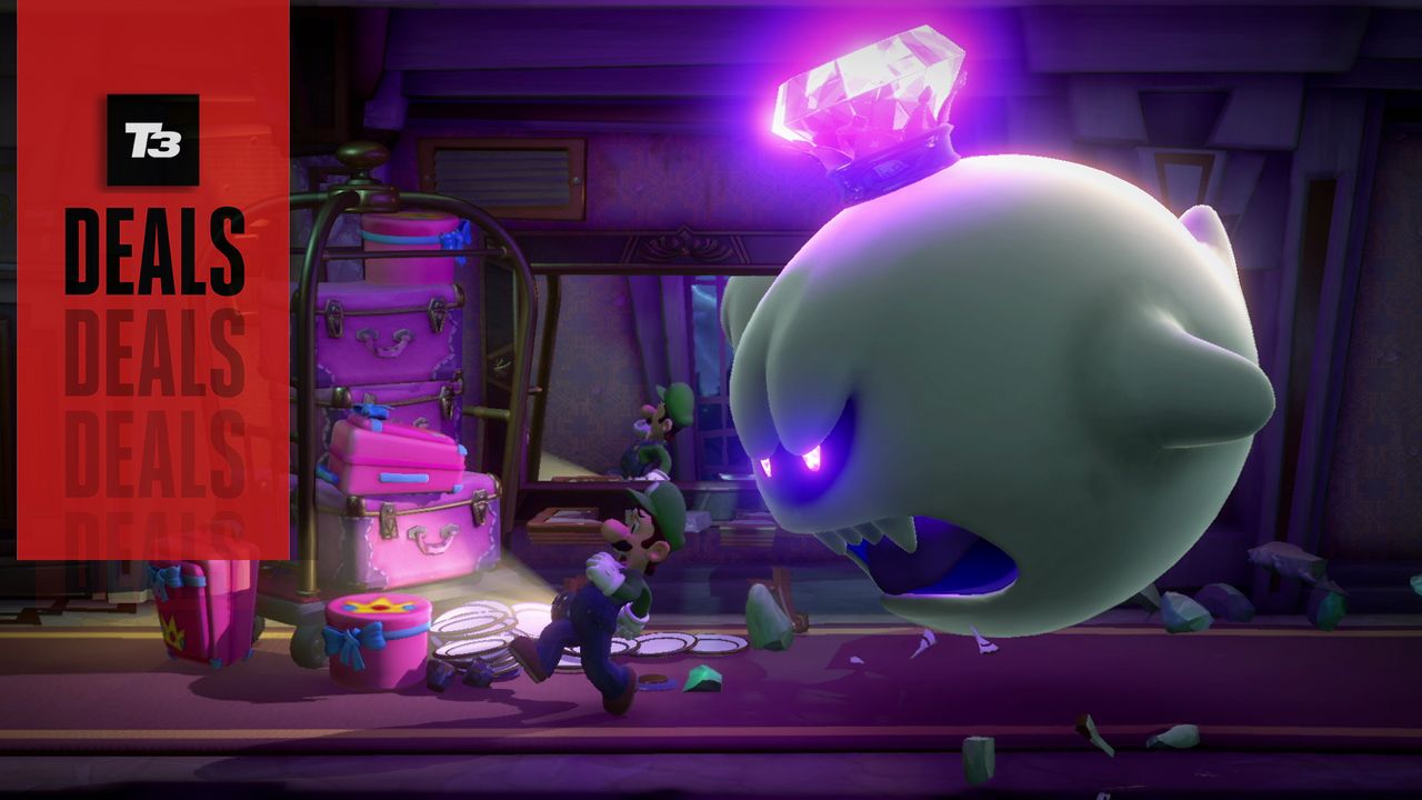 Luigi runs away from King Boo in Luigi&#039;s Mansion 3