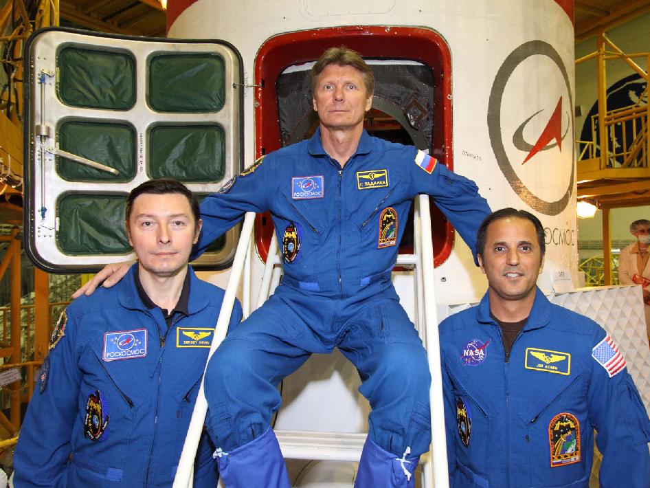 Spaceflyers Sergei Revin, Gennady Padalka and Joe Acaba pose in front of their Soyuz spacecraft