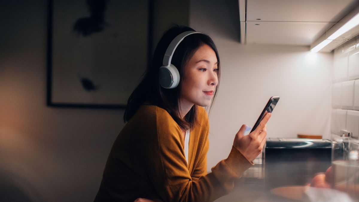 Rosetta Stone versus Duolingo: Image shows woman on phone