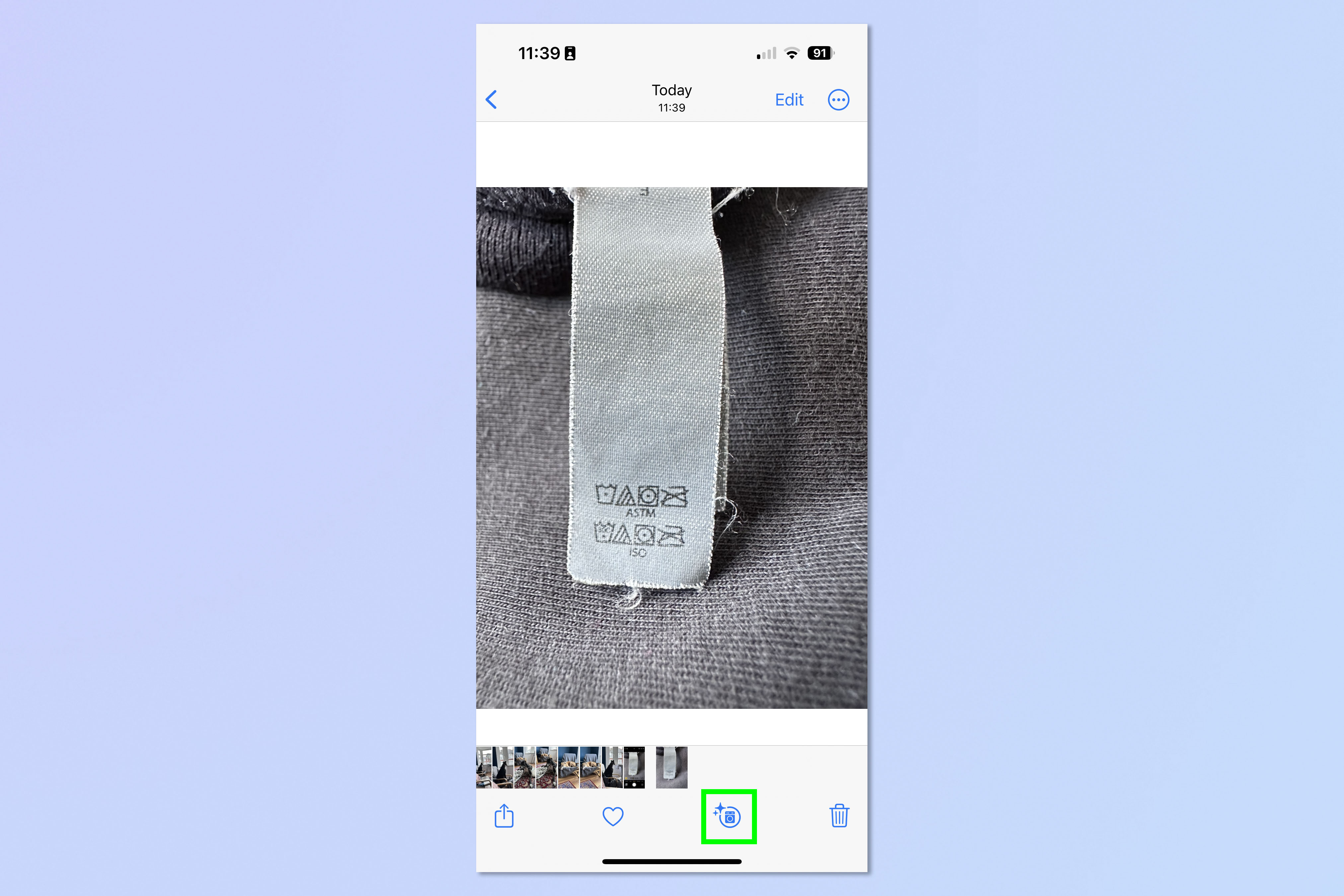 Снимок экрана, показывающий, как использовать Visual Look Up для расшифровки инструкций по стирке на iPhone.