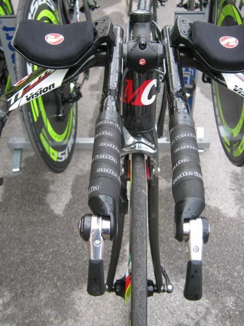 The cockpit of the Vini Fantini Cipollini TT bike