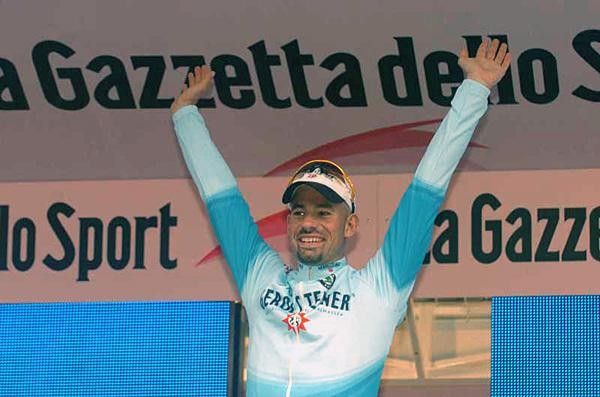 Stefan Schumacher (Gerolsteiner) salutes from the podium