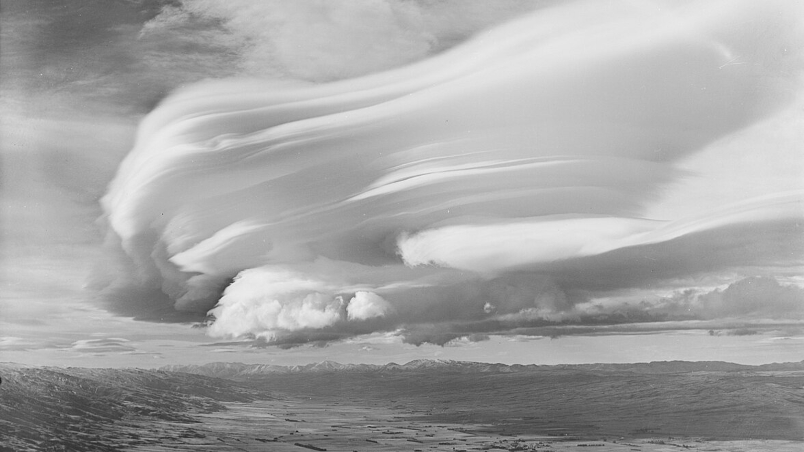 La Tierra desde el espacio: una extraña &#39;nube mascota&#39; reaparece sobre un lugar favorito en Nueva Zelanda