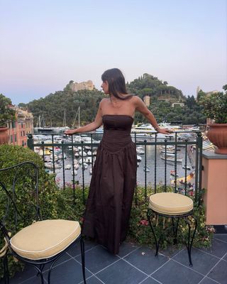 @piabaroncini wearing a brown gown