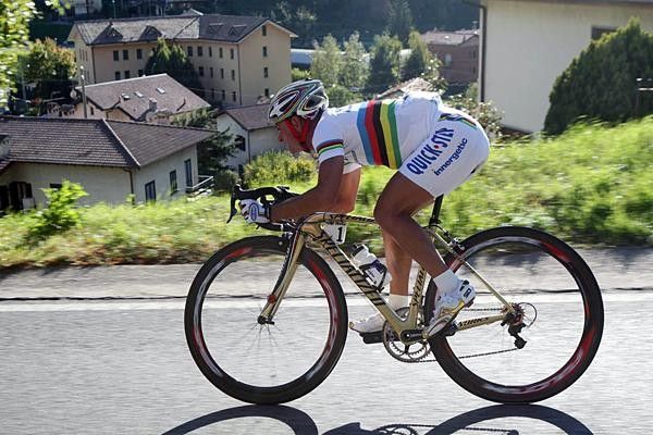 World Champion Paolo Bettini (Quick.Step - Innergetic) in an aero tuck.