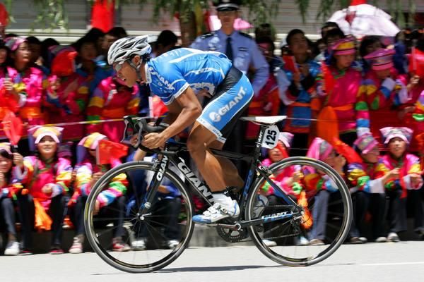 Wei Kei Chang (Giant Asia) rides in front of the large crowd.