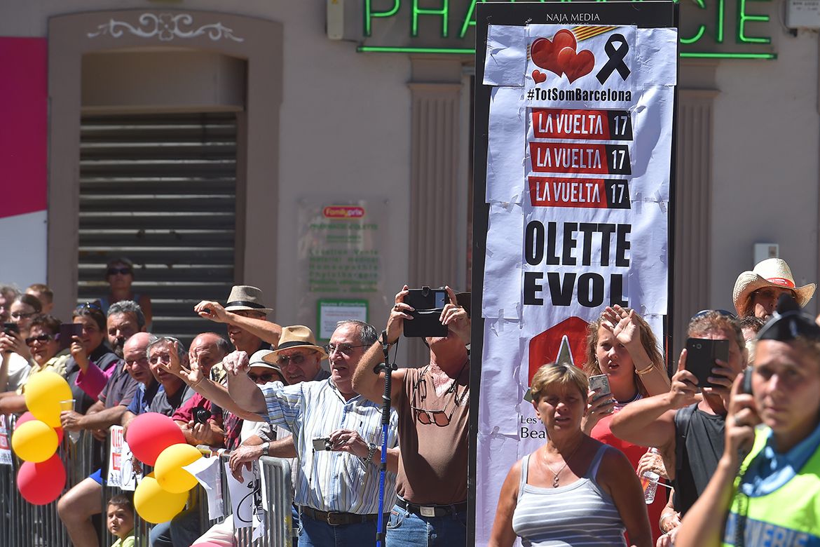 The Vuelta gives its support to the victims of the recent attack in Barcelona