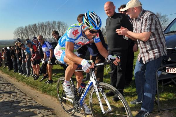 Tom Veelers (Skil Shimano) goes for maximum effort