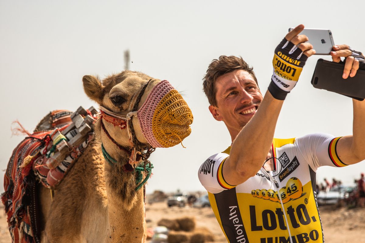 Robert Wagner takes a selfie with a camel