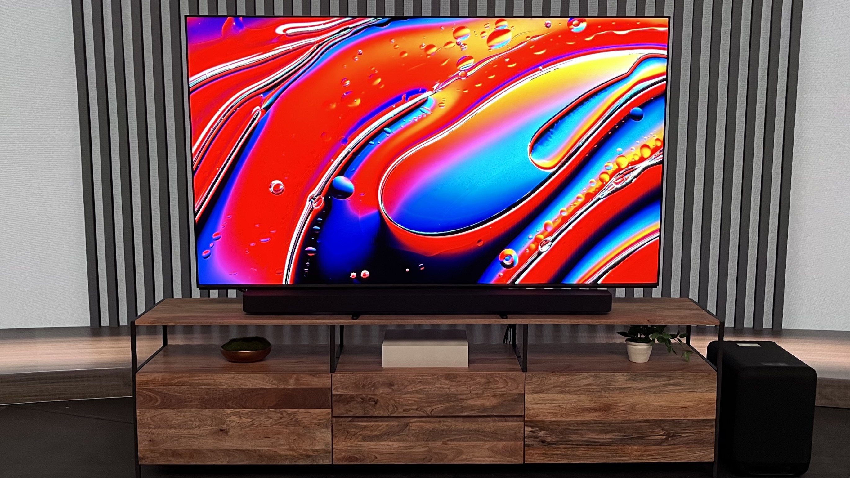 Sony Bravia 9 TV met een kleurrijk, abstract beeld op het scherm