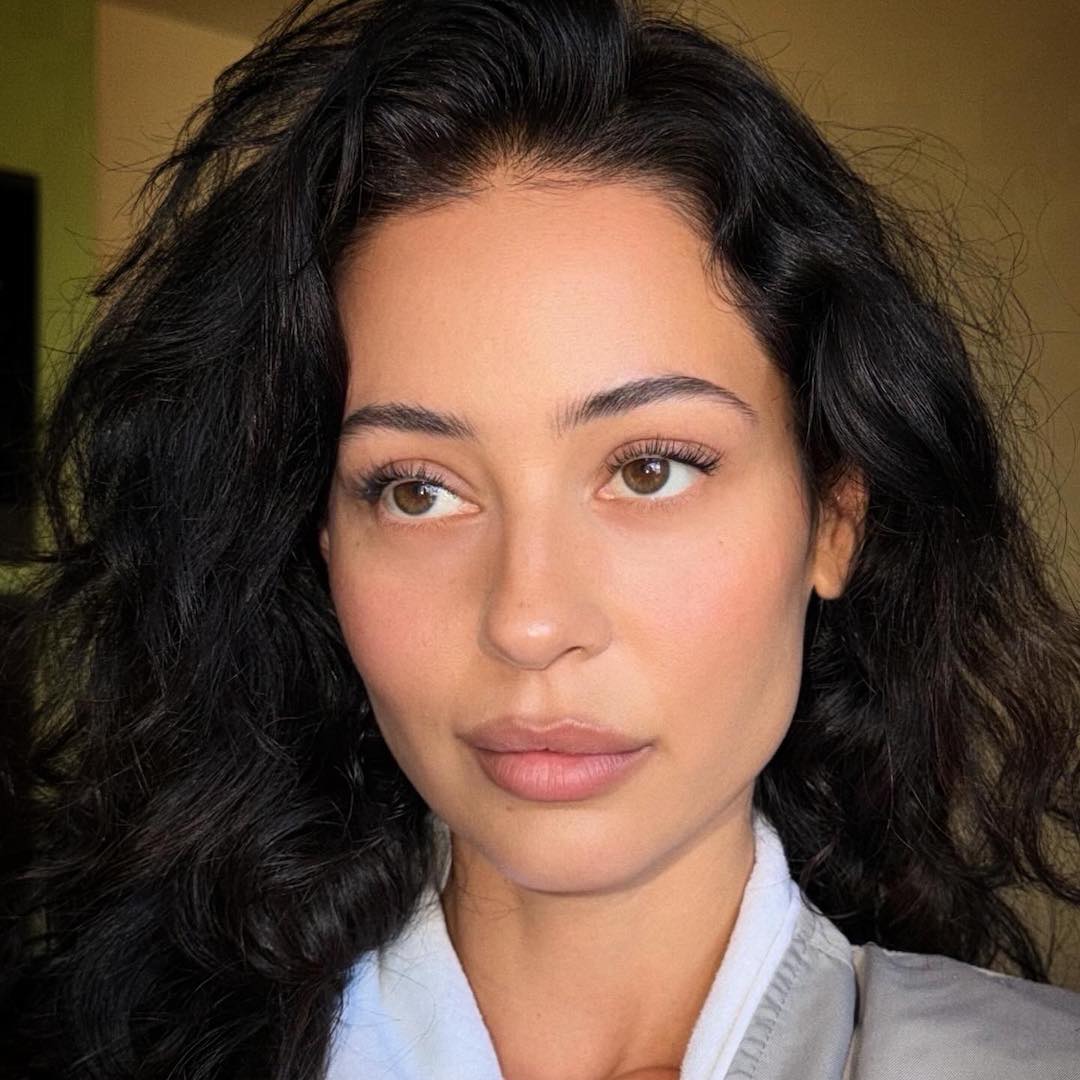 An image of Alexa Demie after using one of the best eyelash curlers.