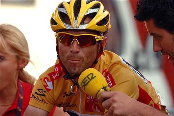 Alejandro Valverde (Caisse d'Epargne) speaks to the media.