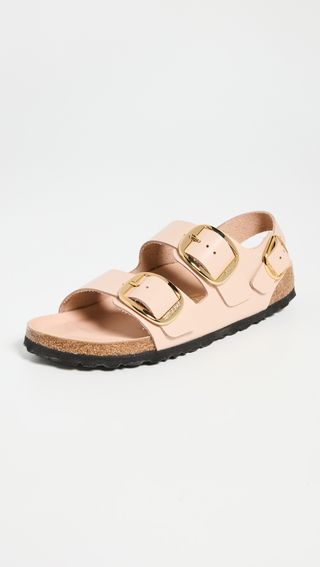 Birkenstock Milano High Shine Sandalen mit großer Schnalle und hellrosa Riemen hinten