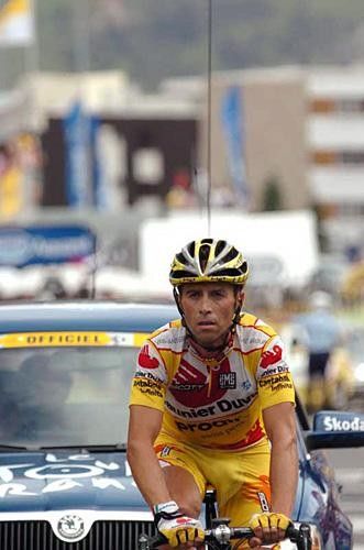Gilberto Simoni (Saunier Duval) comes to the finish