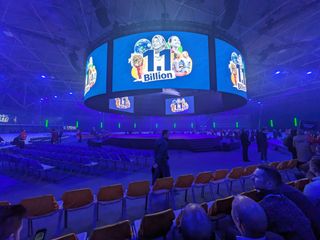 Keynote arena filling up, circular jumbotron shows Cisco graphics