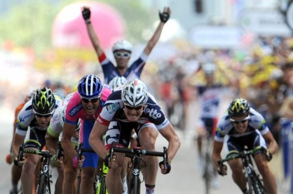 Andre Greipel (Lotto-Belisol) sprints to the stage win in Rouen as lead-out man Greg Henderson is already celebrating in the background.