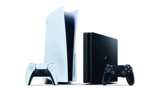 La PlayStation 5 y la PlayStation 4 una al lado de la otra