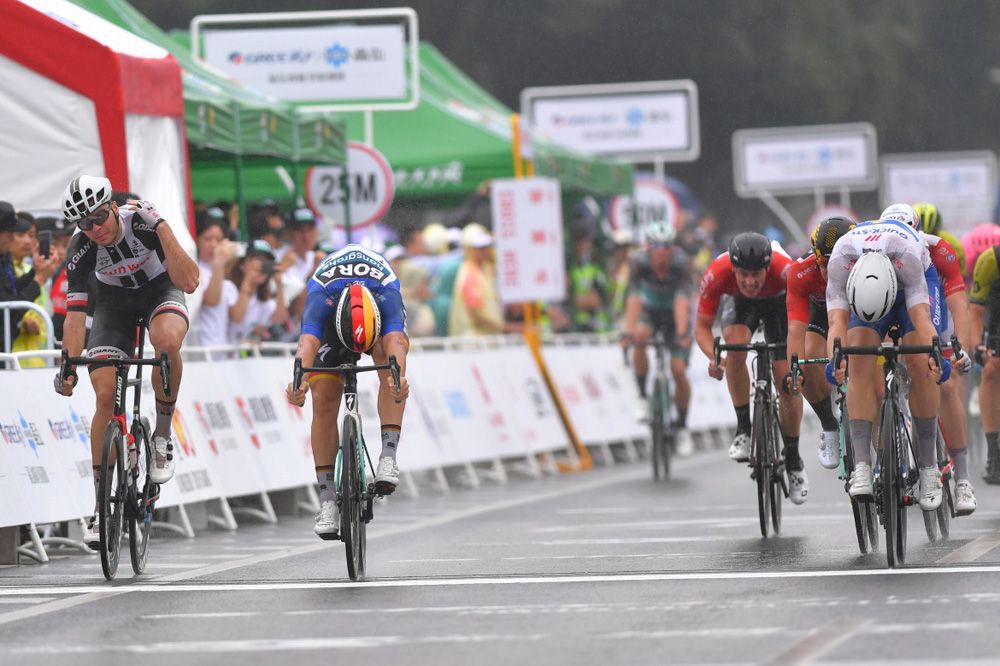 Pascal Ackermann (Bora-Hansgrohe) and Max Walscheid (Team Sunweb) fought along the barriers