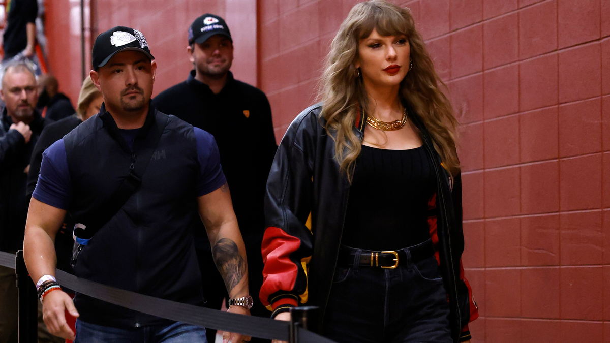 Un fan de Taylor Swift réagit au fait que la star porte apparemment sa veste de Chiefs après l'avoir achetée sur eBay