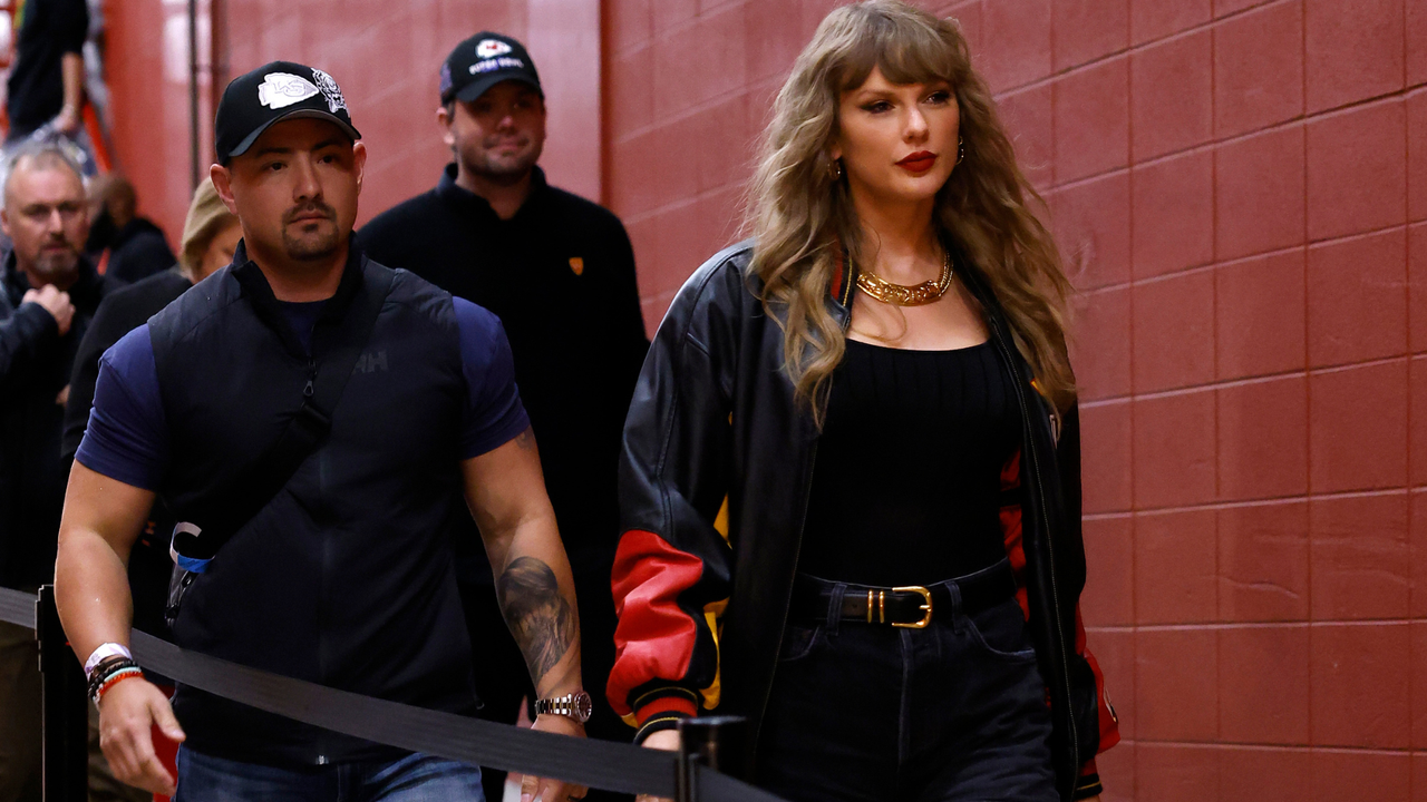 Taylor Swift arrives before the game between the Kansas City Chiefs and the Tampa Bay buccaneers at GEHA Field at Arrowhead Stadium on November 04, 2024 in Kansas City, Missouri