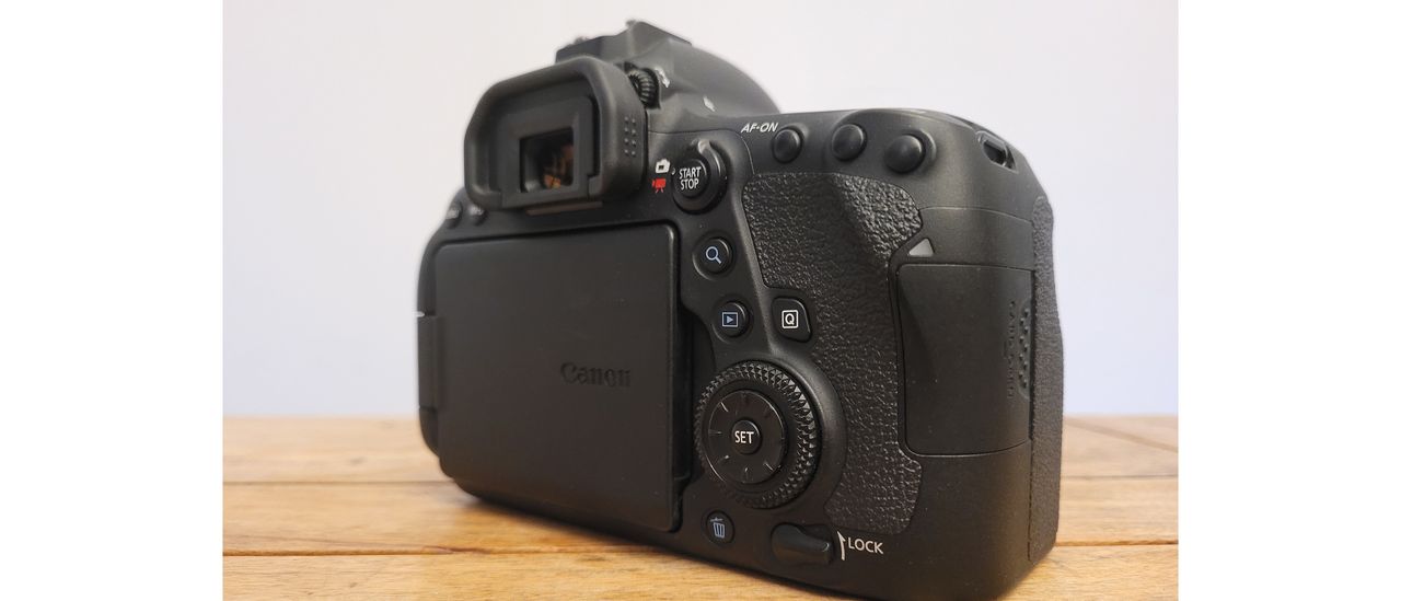 The rear of the 6D Mk II
