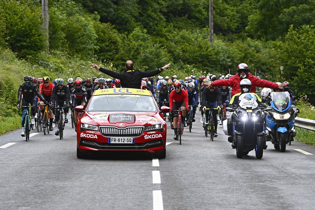 Tour de France 2021 - 108th Edition - 16th stage El Pas de la Casa - Saint-Gaudens 169 km - 13/07/2021 - Scenery - Start - Riders stops for redressed - photo Gregory Van Gansen/PN/BettiniPhoto&Acirc;&copy;2021